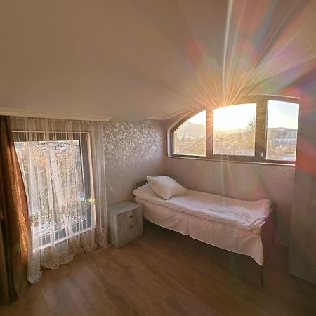 Family Hotel Гори Экстерьер фото